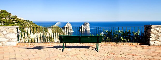 Trip München Feriendestination - Capri ist eine blühende Insel mit weißen Gebäuden, die einen schönen Kontrast zum tiefen Blau des Meeres bilden. Die durchschnittlichen Frühlings- und Herbsttemperaturen liegen bei etwa 14°-16°C, die besten Reisemonate sind April, Mai, Juni, September und Oktober. Auch in den Wintermonaten sorgt das milde Klima für Wohlbefinden und eine üppige Vegetation. Die beliebtesten Orte für Capri Ferien, locken mit besten Angebote für Hotels und Ferienunterkünfte mit Werbeaktionen, Rabatten, Sonderangebote für Capri Urlaub buchen.