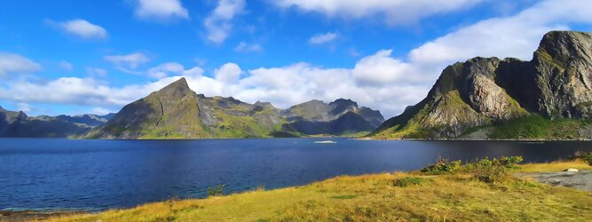 Reisetipps - Die Lofoten Inseln Norwegen – Skandinaviens eiskalte Schönheit fasziniert mit atemberaubenden Nordlichtern und geradezu außerirdisch imposanten Gebirgskulissen. Land der Mitternachtssonne am Polarkreis, ein Paradies für Wanderer, Naturfreunde, Hobbyfotografen und Instagram er/innen. Die Lofoten gehören zu Norwegen und liegen nördlich des Polarkreises. Erfahren Sie hier, was für eine einzigartige Landschaft die Lofoten zu bieten haben und was Sie dort erwartet. Vorsicht akutes Fernweh! Die meisten von Ihnen kennen wahrscheinlich die Lofoten. Man stellt sich malerische Fischerdörfer vor, umgeben von hohen Bergen und tiefblauen Fjorden.