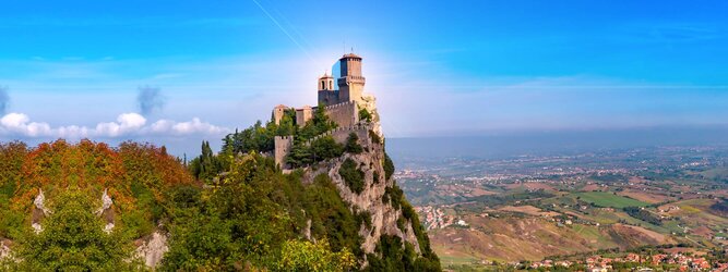 Trip München Urlaubsdestination - San Marino – Hol ihn dir – den heißbegehrten Einreise-Stempel von San Marino. Nimm deinen Reisepass, besuche die örtliche Tourismusbehörde, hier wird die kleine Trophäe in dein Reisedokument gestempelt, es sieht gut aus und ist eine supertolle Urlaubserinnerung. Dieses neue Trendy-Reiselust-Souvenir passt ausgezeichnet zu den anderen außergewöhnlichen Stempeln deiner vergangenen Reisen. San Marino ist ein sehr interessanter Zwergstaat, eine Enklave, vollständig von Italien umgeben, eine der ältesten bestehenden Republiken und eines der reichsten Länder der Welt. Die beliebtesten Orte für Ferien in San Marino, locken mit besten Angebote für Hotels und Ferienunterkünfte mit Werbeaktionen, Rabatten, Sonderangebote für San Marino Urlaub buchen.